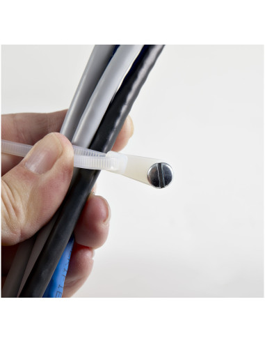 StarTech.com Bridas sujetacables de 15cm con perforación de montaje - 3 mm de ancho, para grupo de cables de 40 mm, soportan 18